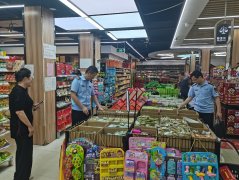 工做人员查阅了卤菜原料、绿豆糕等食物 