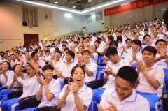 <b>第四中学副校长王雷讲话通过现场宣传展板的展</b>